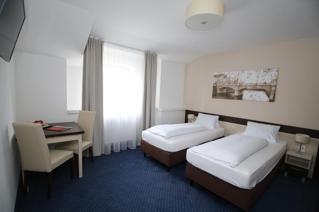 เวลล์เนสส์ เพนซิออน ยู ไจแจนตู Hotel เปิลเซน ภายนอก รูปภาพ