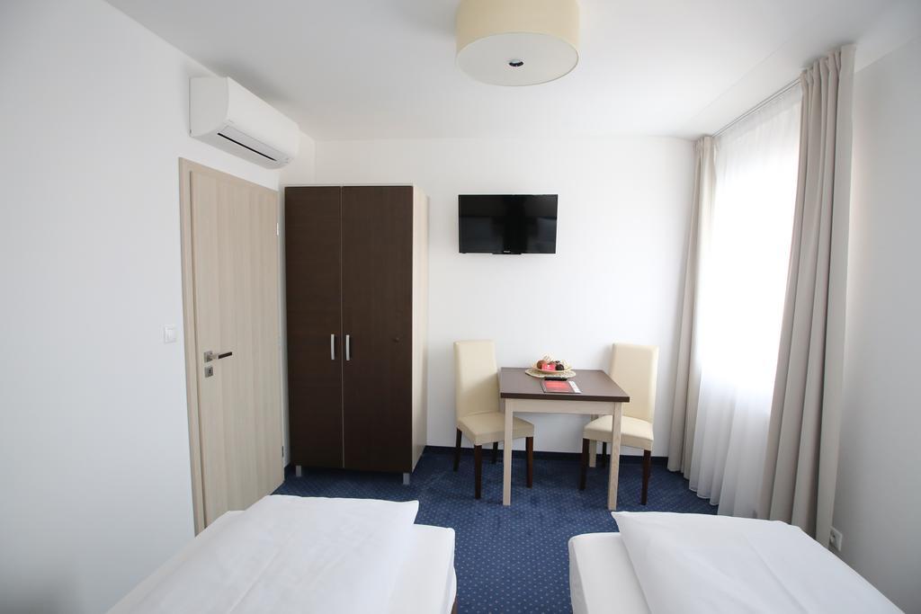 เวลล์เนสส์ เพนซิออน ยู ไจแจนตู Hotel เปิลเซน ภายนอก รูปภาพ